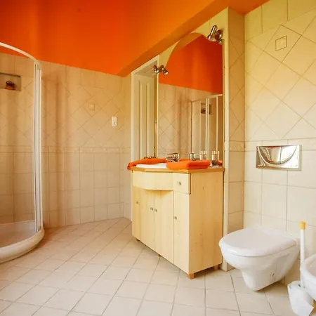 Varazsfeszek Vendeghaz Feriehus Majs