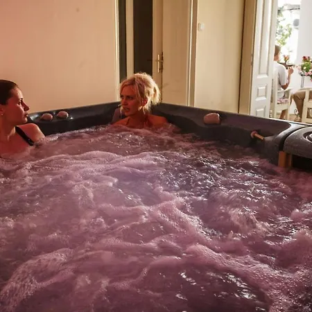 Varazsfeszek Vendeghaz Prázdninový dům Majs