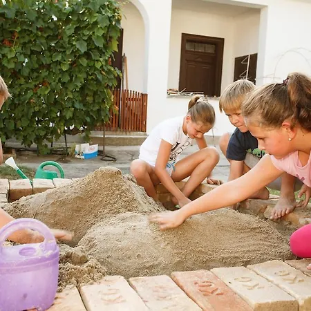 Feriehus Varazsfeszek Vendeghaz Majs